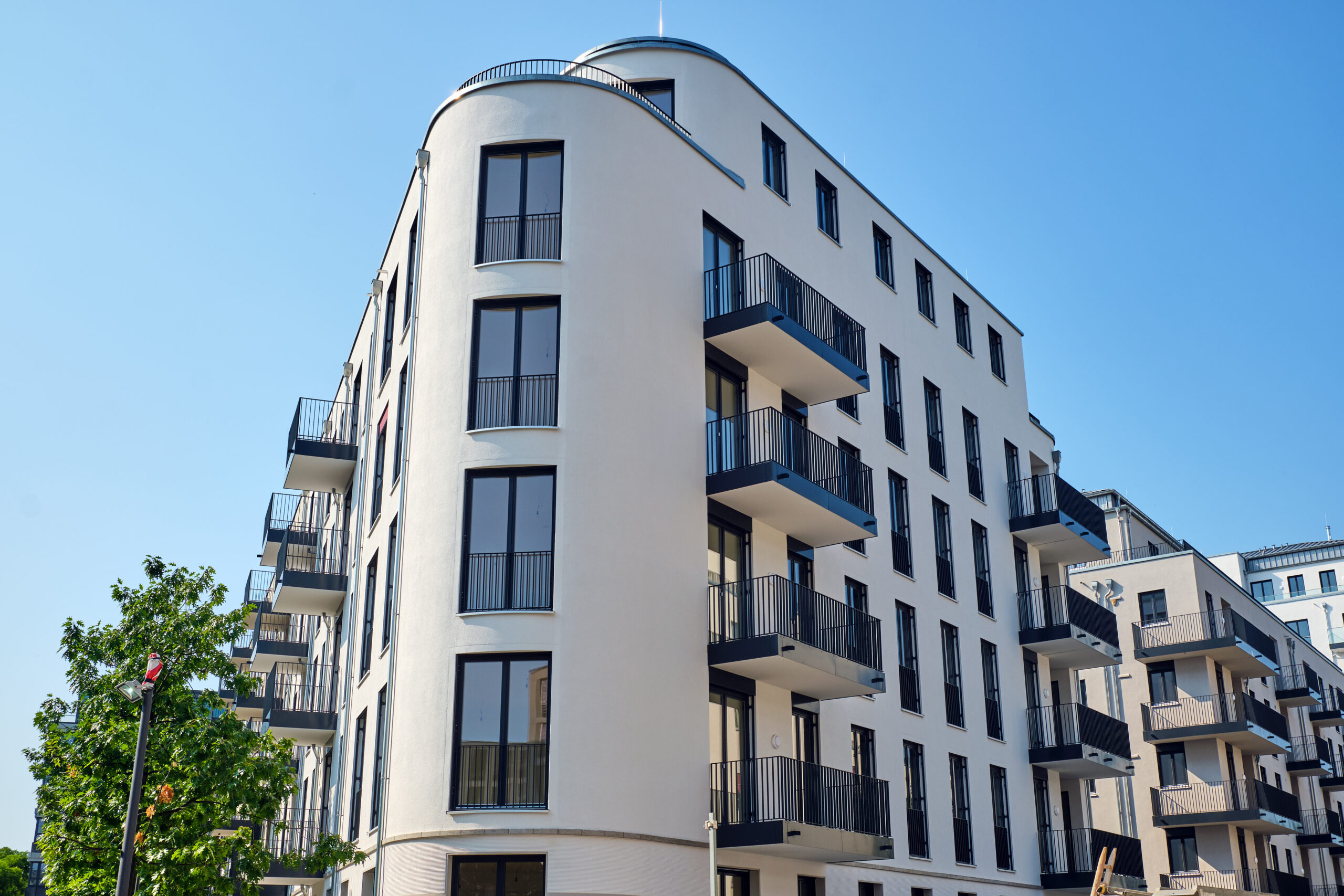 Mehrfamilienhäuser (Neubau) mit modernen Balkonen