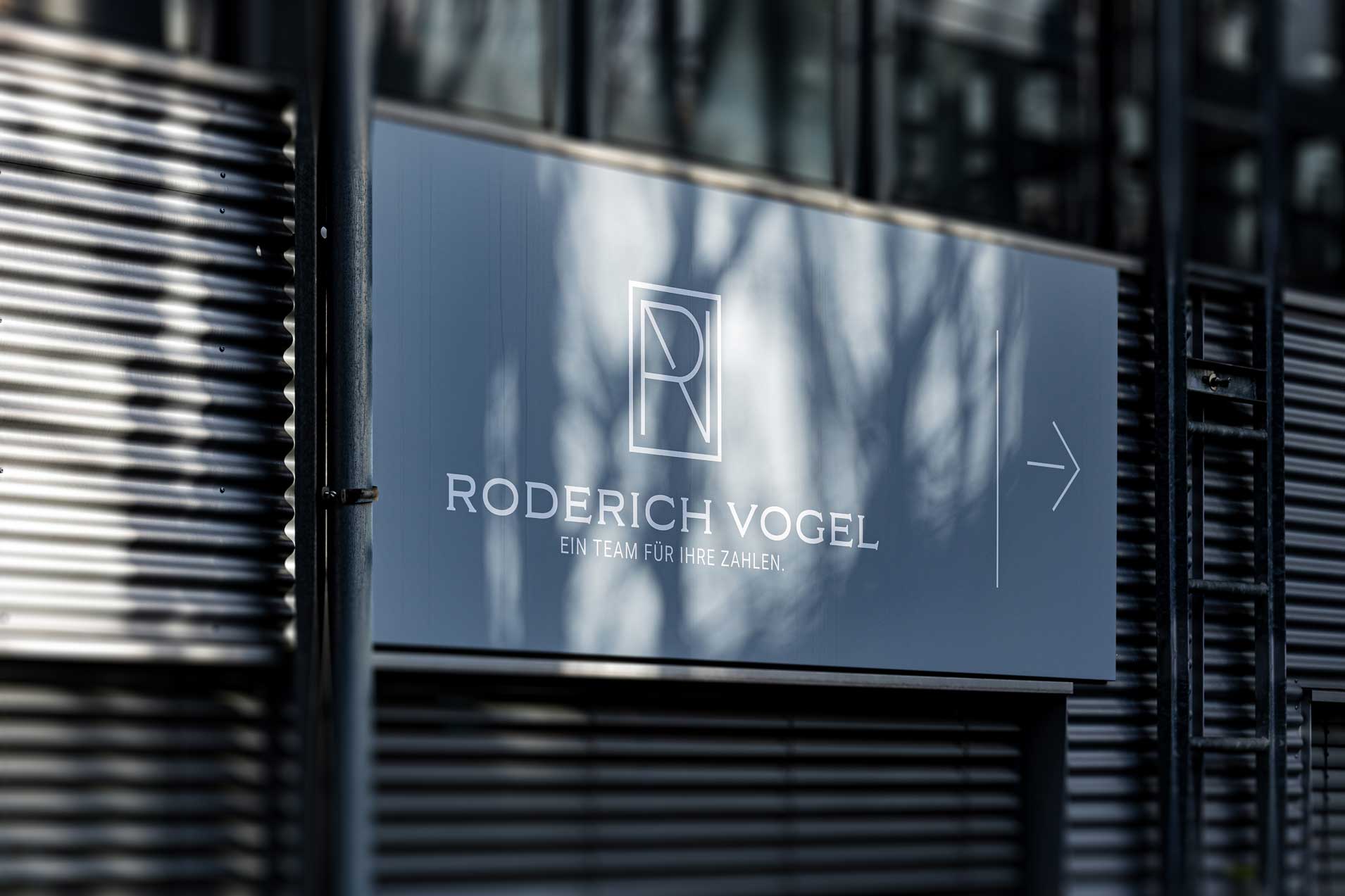 Firmenschild am Gebäude mit dem Schriftzug RODERICH VOGEL Ein Team für Ihre Zahlen.