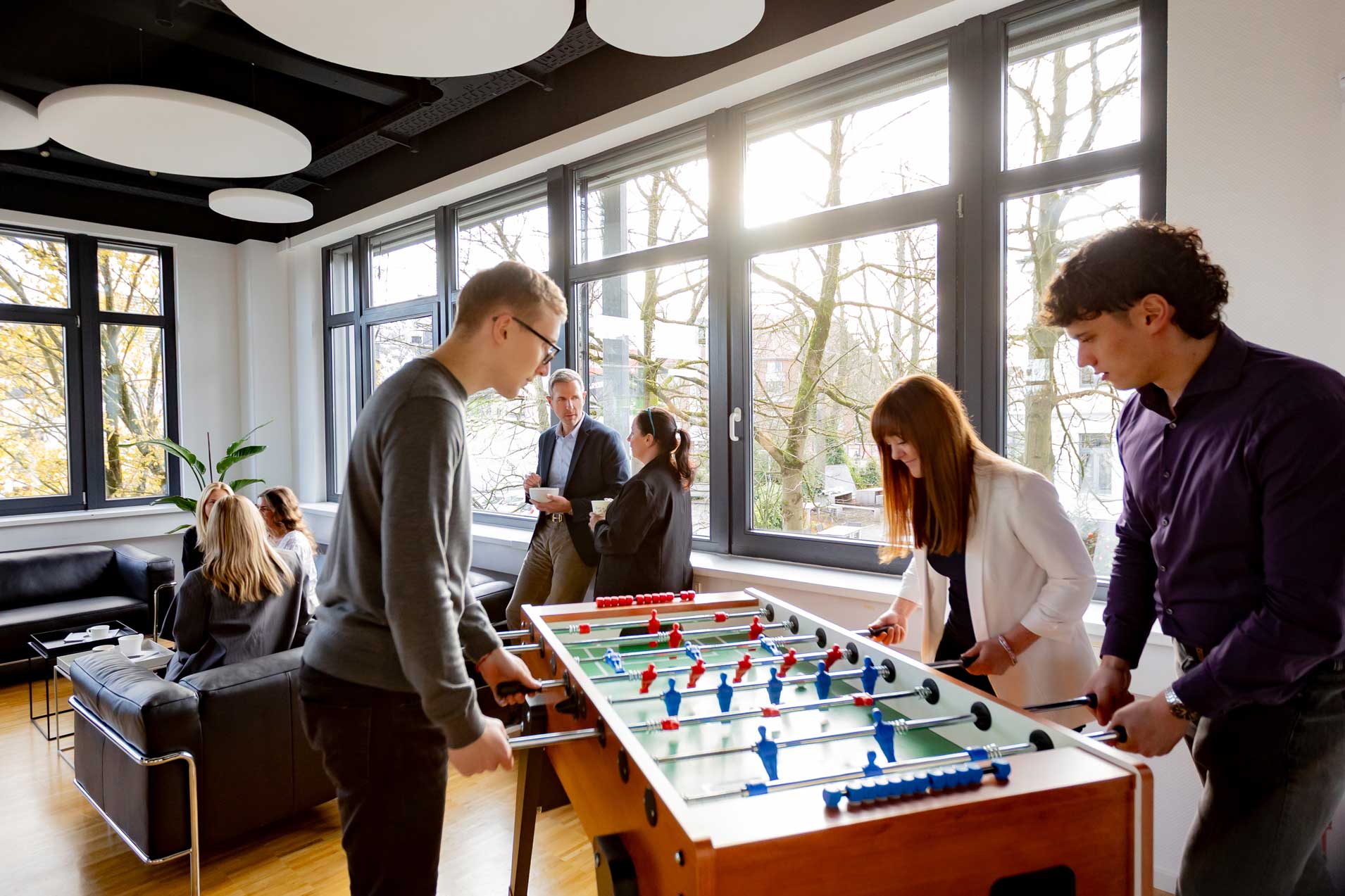 Team-Pause bei Roderich Vogel: Es wird sich unterhalten, gemeinsam Kaffee getrunken und Kicker gespielt