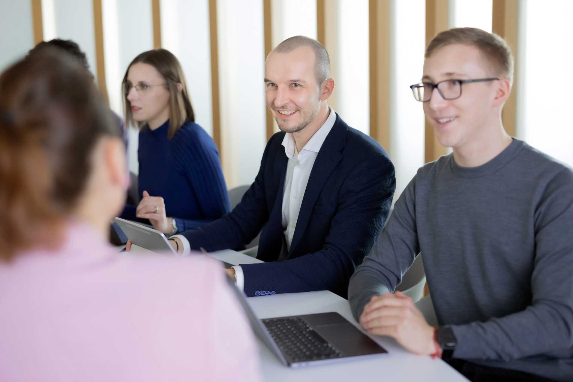 Alexander Schmackey, Steuerberater und Partner bei RV, sitzt am Besprechungstisch