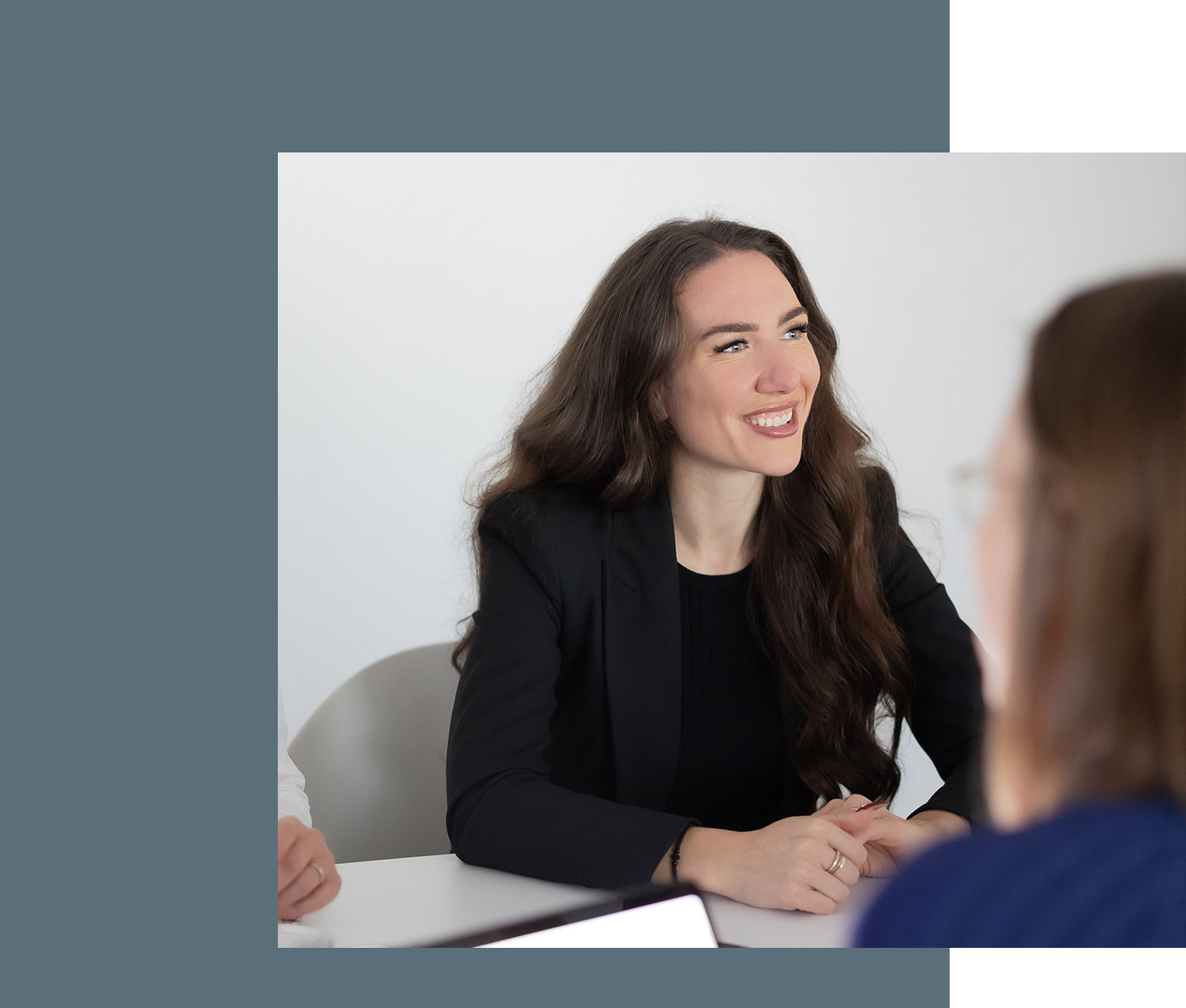 Steuerberaterin Julia Düntzer während einer Besprechung