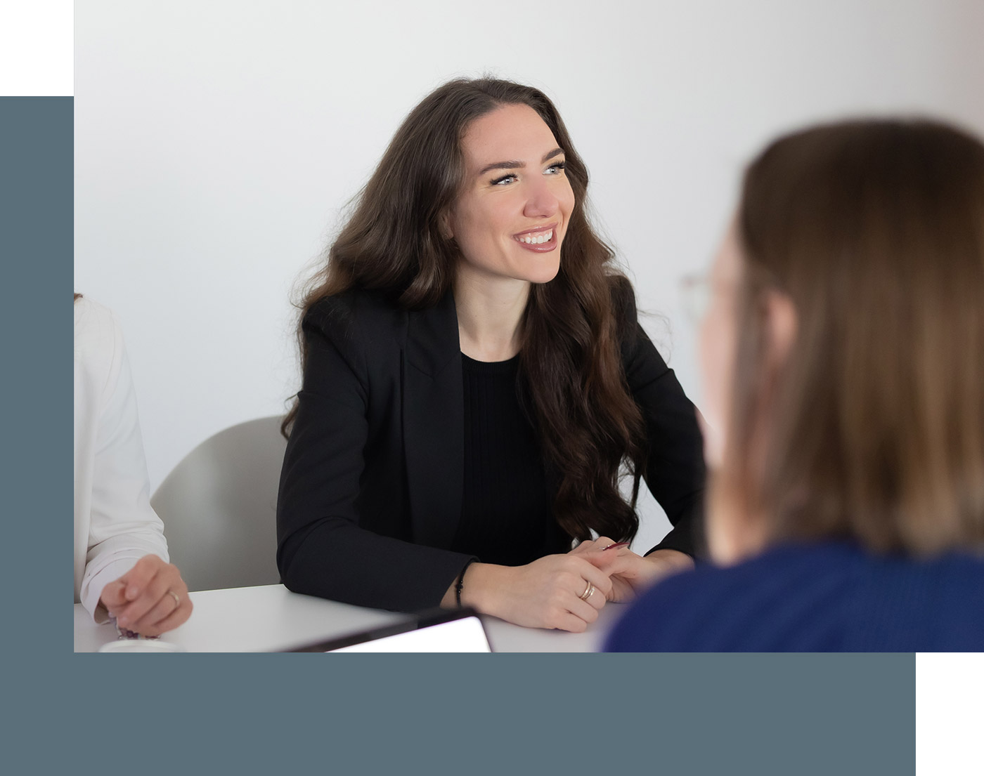 Steuerberaterin Julia Düntzer während einer Besprechung