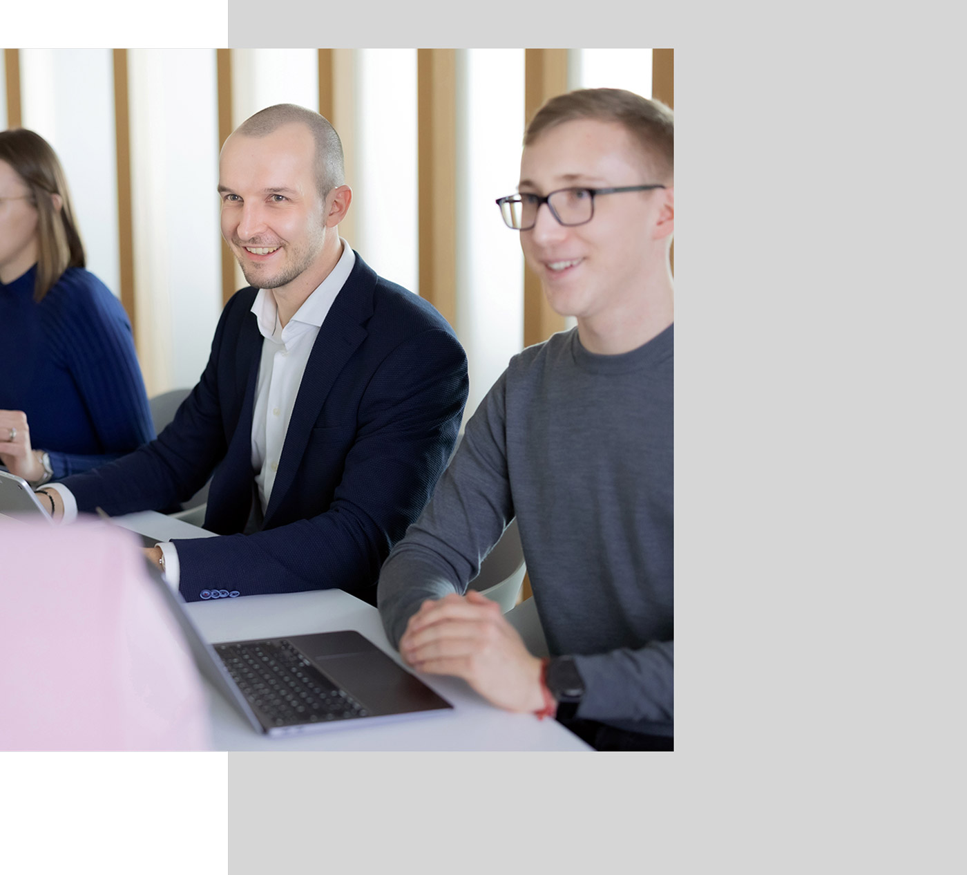 Alexander Schmackey, Steuerberater und Partner bei RV, sitzt am Besprechungstisch