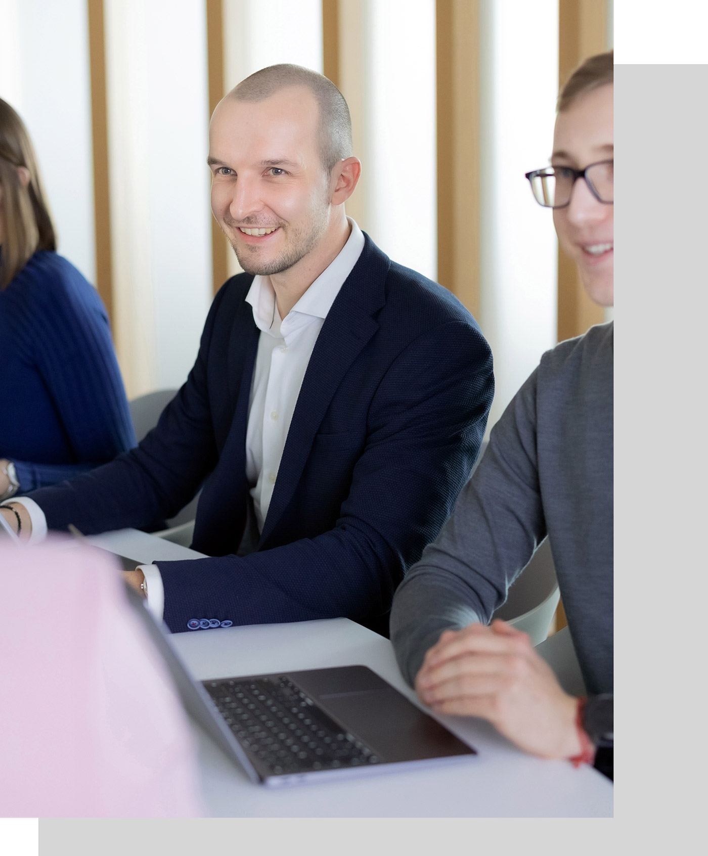 Alexander Schmackey, Steuerberater und Partner bei RV, sitzt am Besprechungstisch