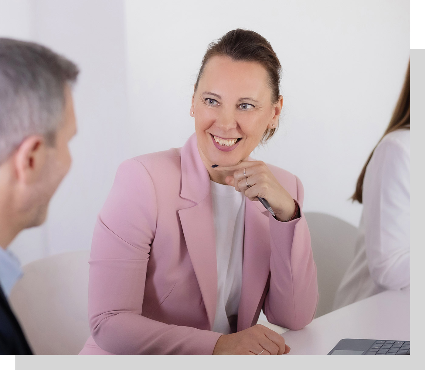 Steuerberaterin Ina Bergen während einer Besprechung, lächeln, vor sich einen Laptop