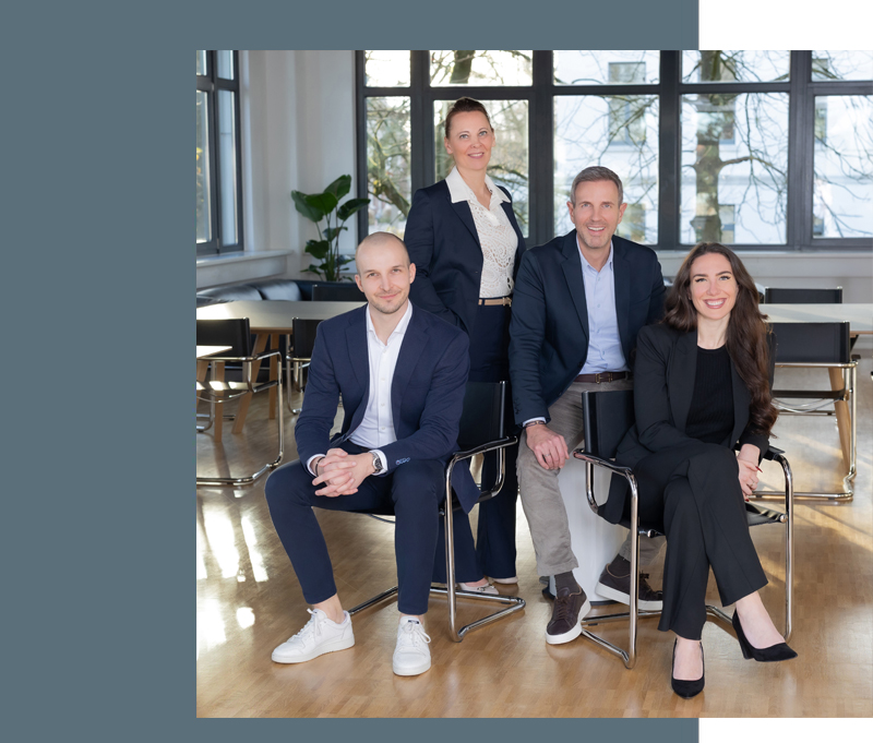 Das RV-Berater-Team Alexander Schmackey, Ina Bergen, Benjamin Vogel und Julia Düntzer sitzt und steht im Besprechungsraum