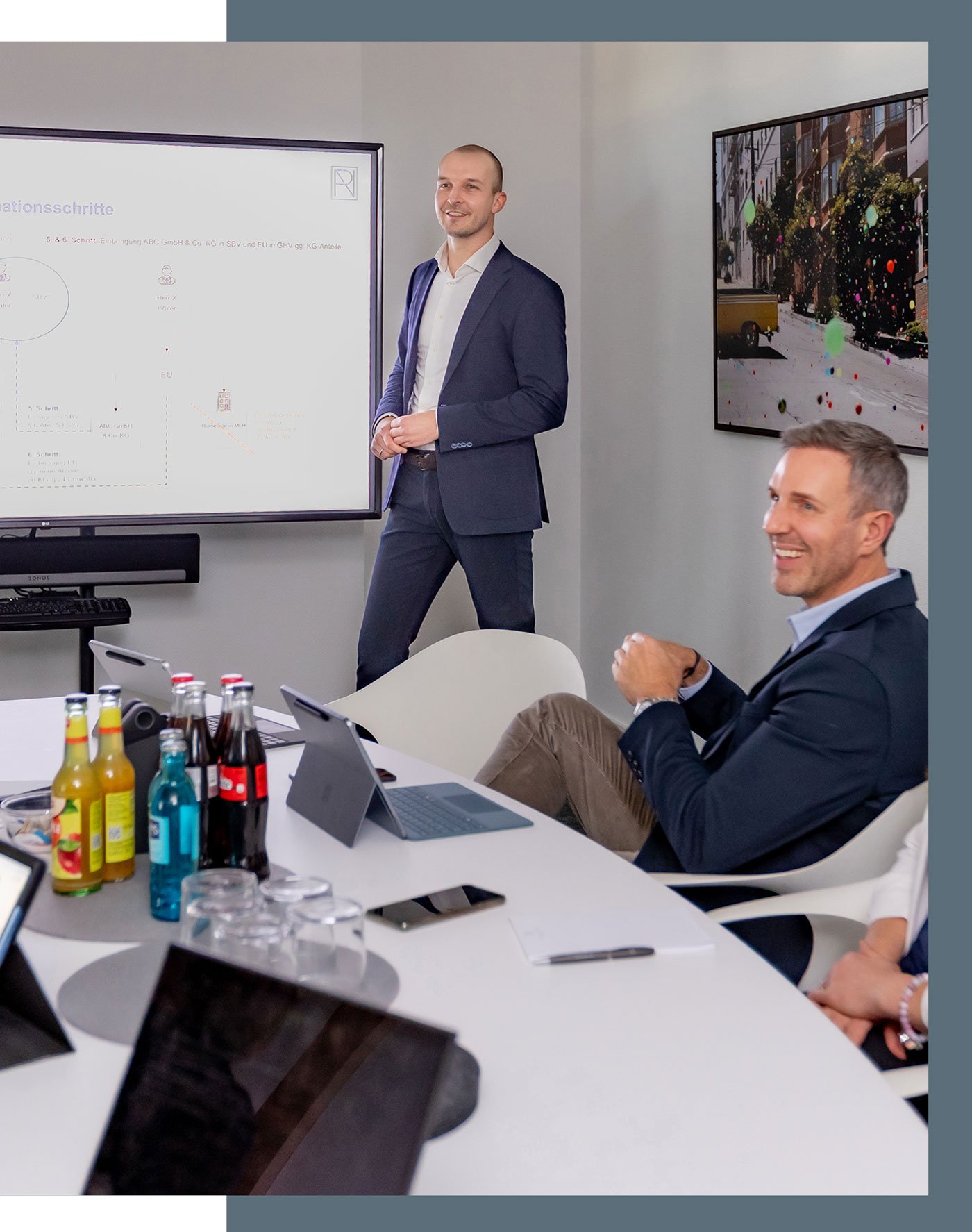 Steuerberater Alexander Schmackey während einer Präsentation, er steht neben dem Präsentationsmonitor