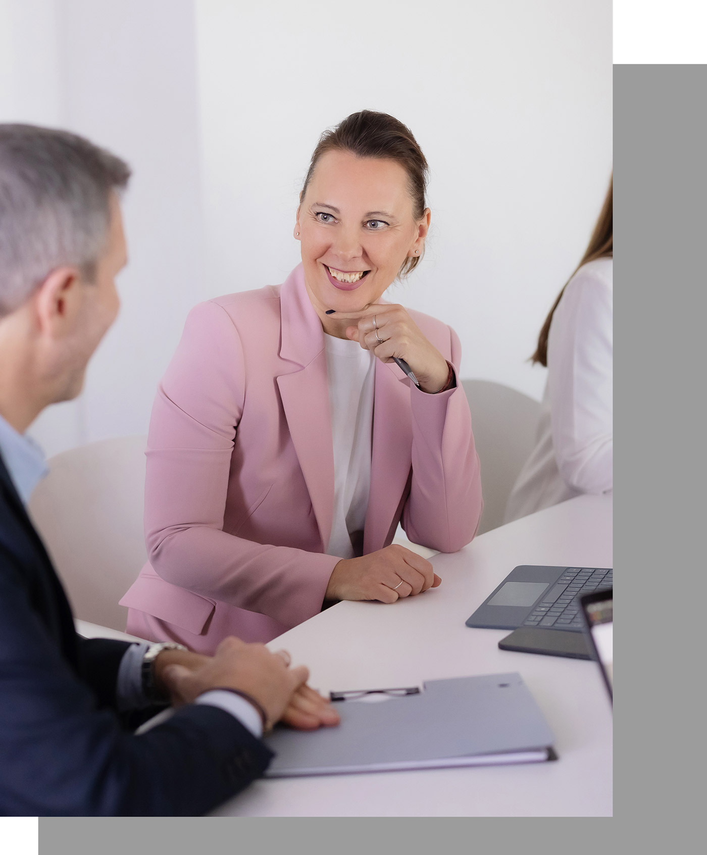 Steuerberaterin Ina Bergen während einer Besprechung, lächeln, vor sich einen Laptop