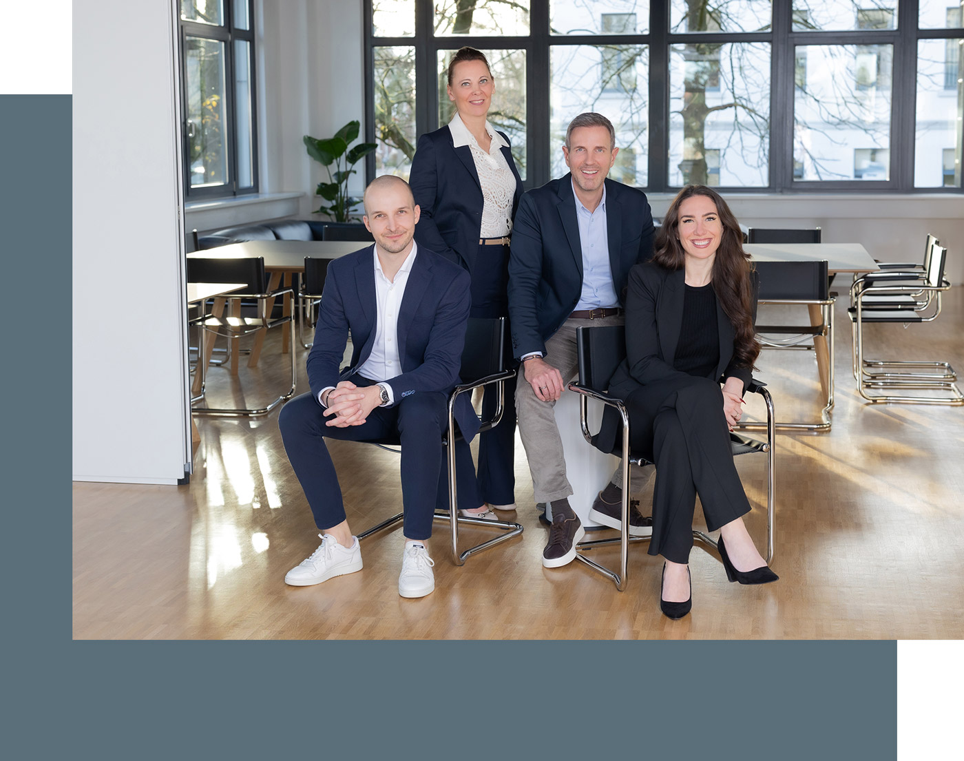 Das RV-Berater-Team Alexander Schmackey, Ina Bergen, Benjamin Vogel und Julia Düntzer sitzt und steht im Besprechungsraum