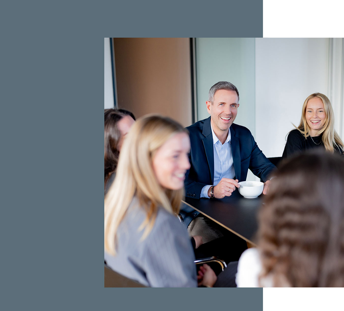 Besprechung von Mitarbeitern bei Roderich Vogel am Besprechungstisch