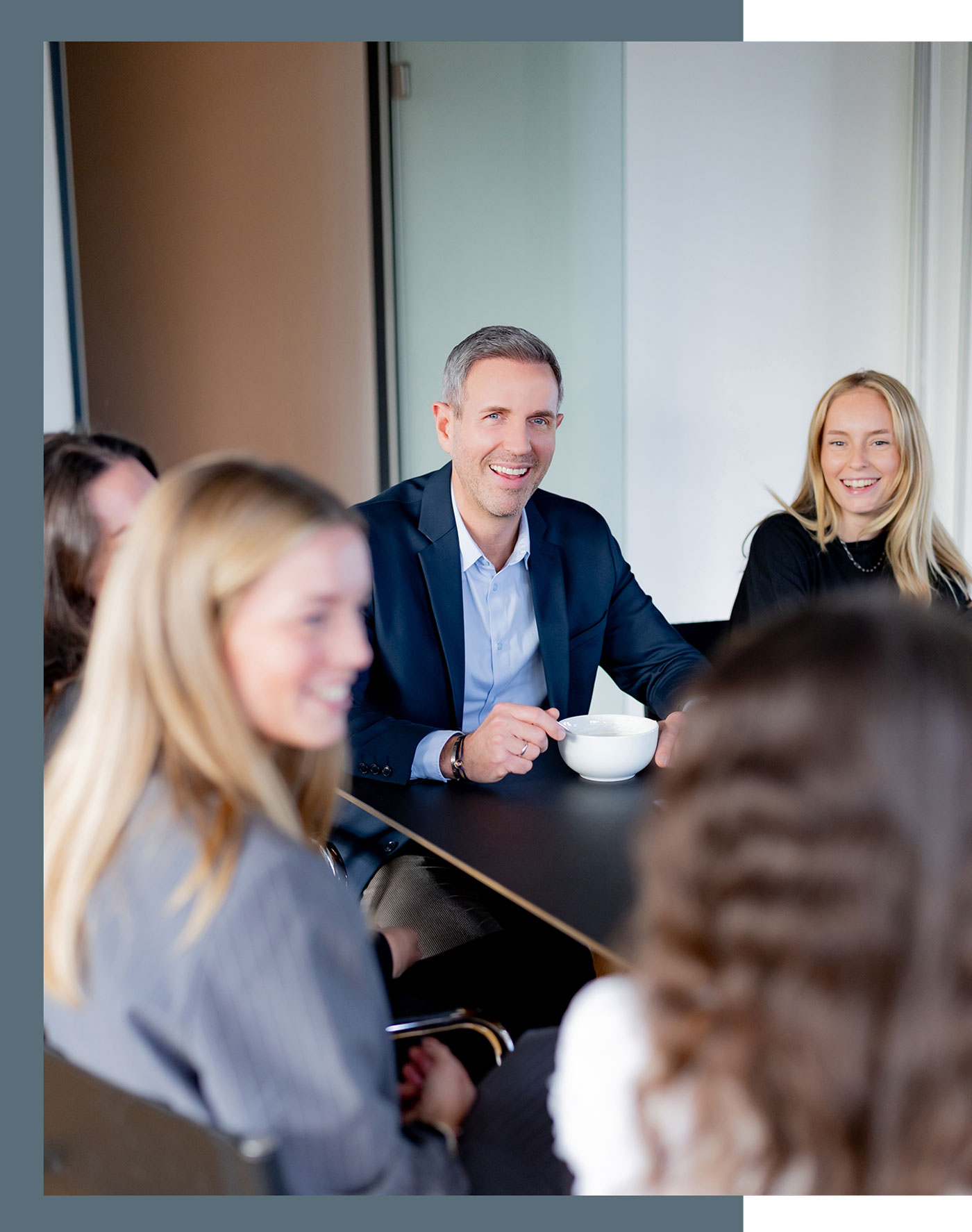 Besprechung von Mitarbeitern bei Roderich Vogel am Besprechungstisch