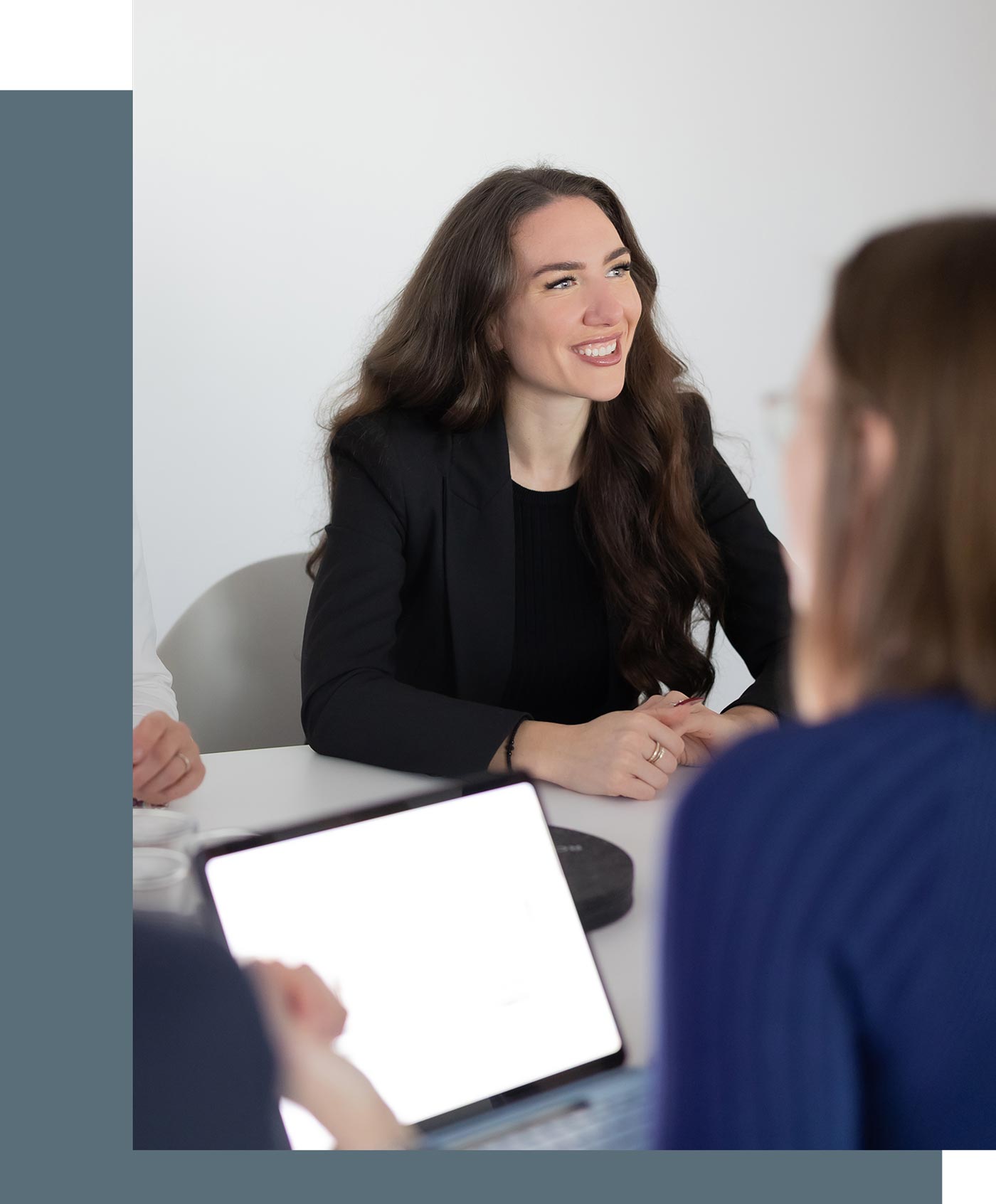 Steuerberaterin Julia Düntzer während einer Besprechung