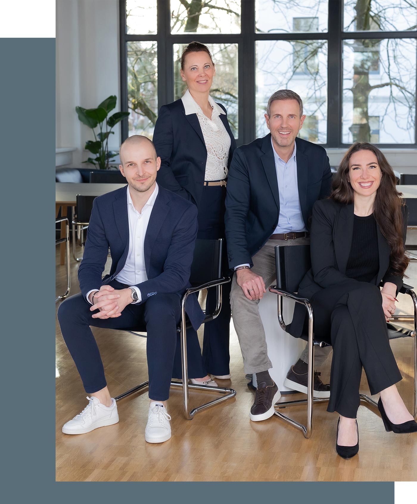 Das RV-Berater-Team Alexander Schmackey, Ina Bergen, Benjamin Vogel und Julia Düntzer sitzt und steht im Besprechungsraum