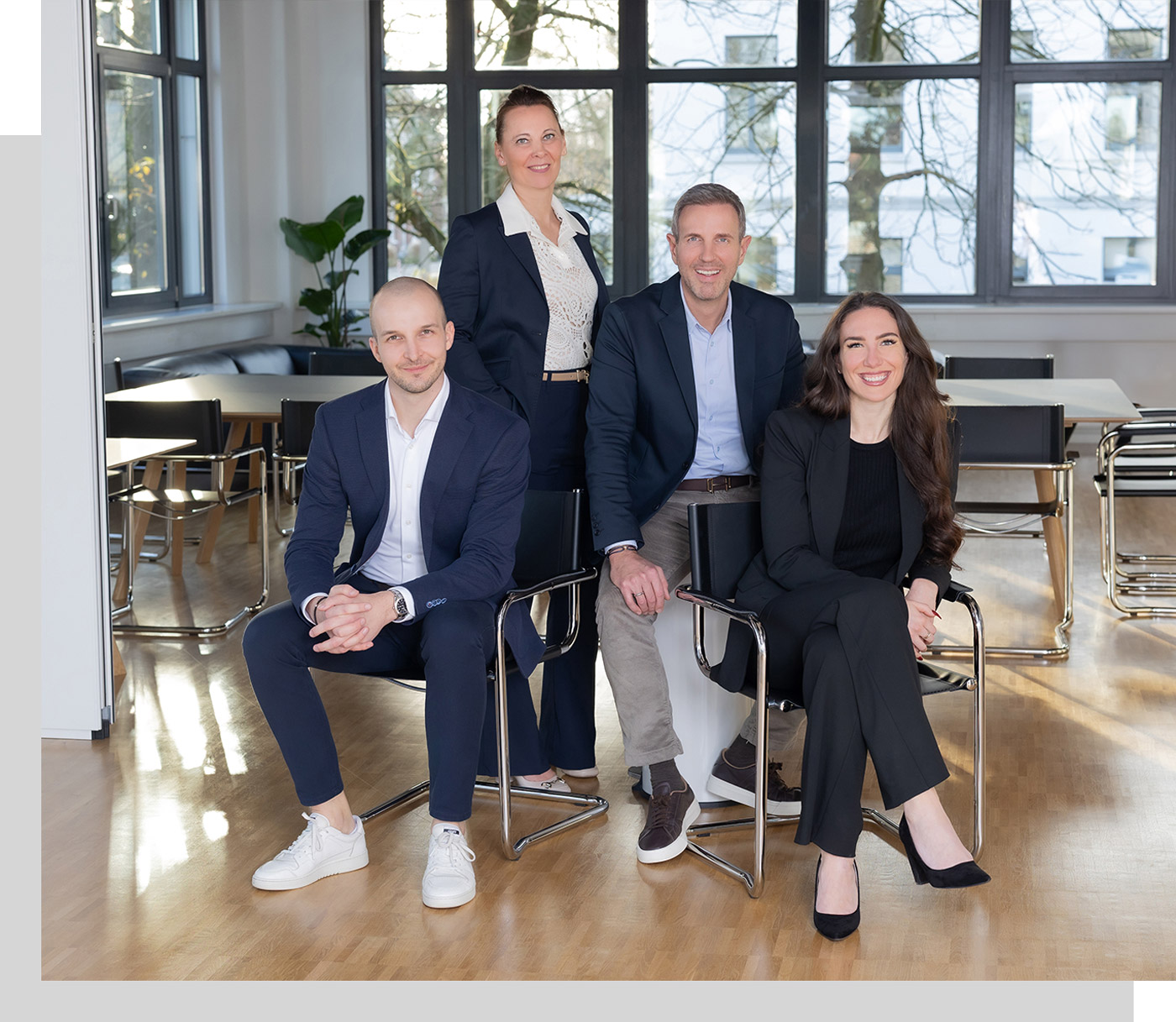 Das RV-Berater-Team Alexander Schmackey, Ina Bergen, Benjamin Vogel und Julia Düntzer - alle Steuerberater in Solingen - sitzt und steht im Besprechungsraum