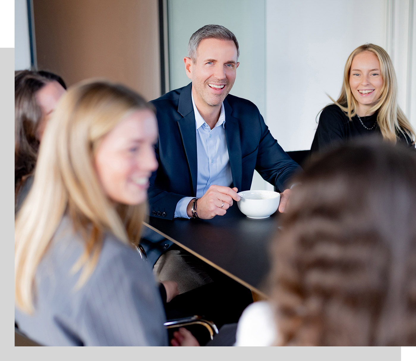 Besprechung von Mitarbeitern bei Roderich Vogel am Besprechungstisch