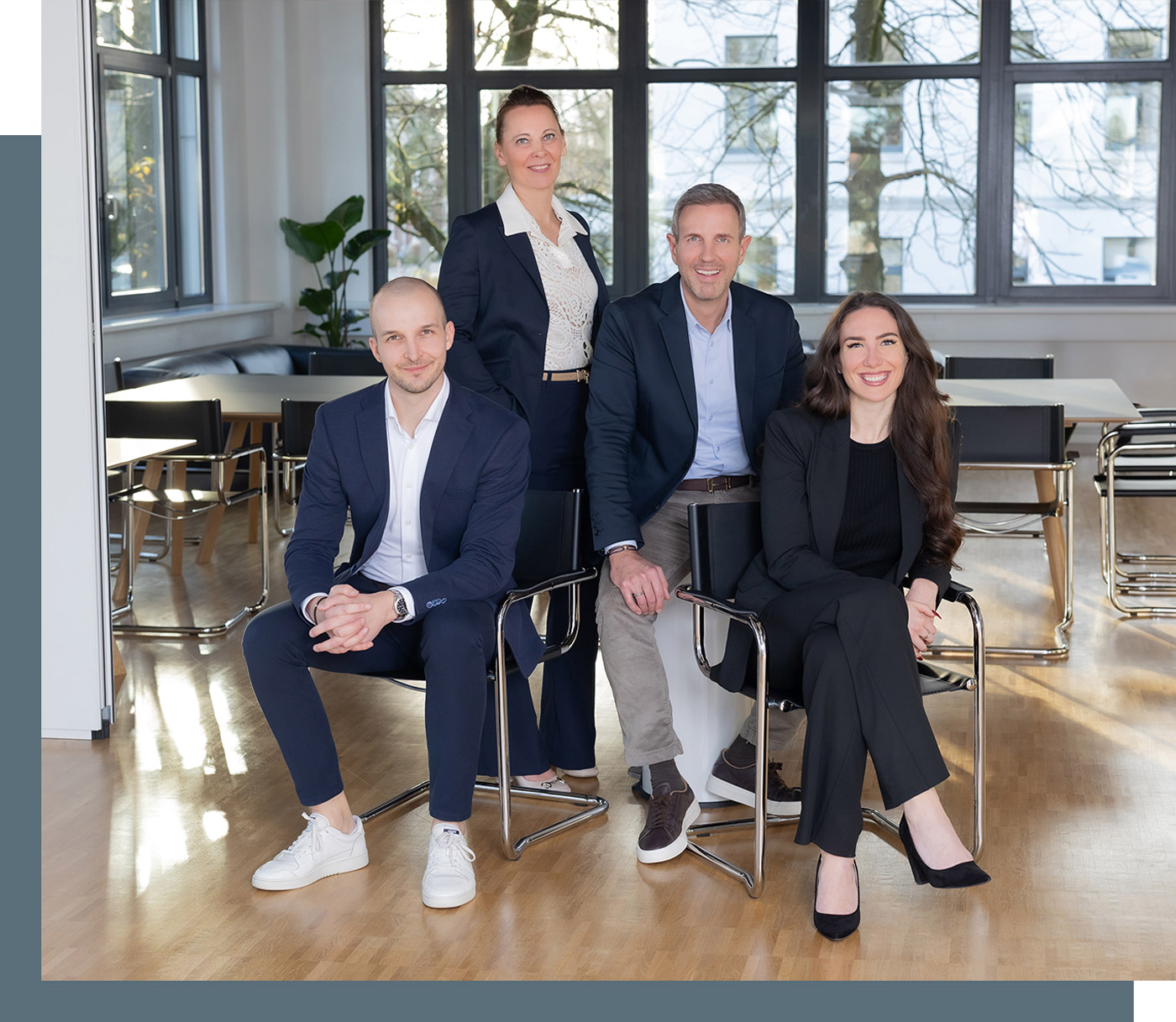 Das RV-Berater-Team Alexander Schmackey, Ina Bergen, Benjamin Vogel und Julia Düntzer sitzt und steht im Besprechungsraum