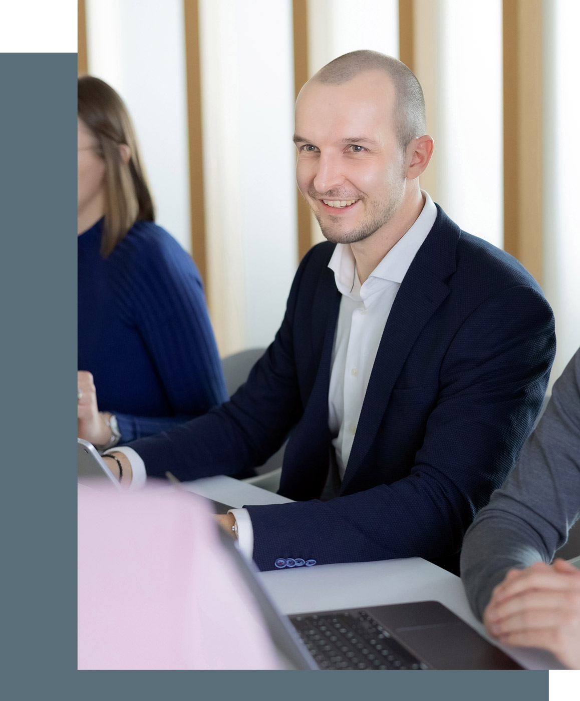 Alexander Schmackey, Steuerberater und Partner bei RV, sitzt am Besprechungstisch