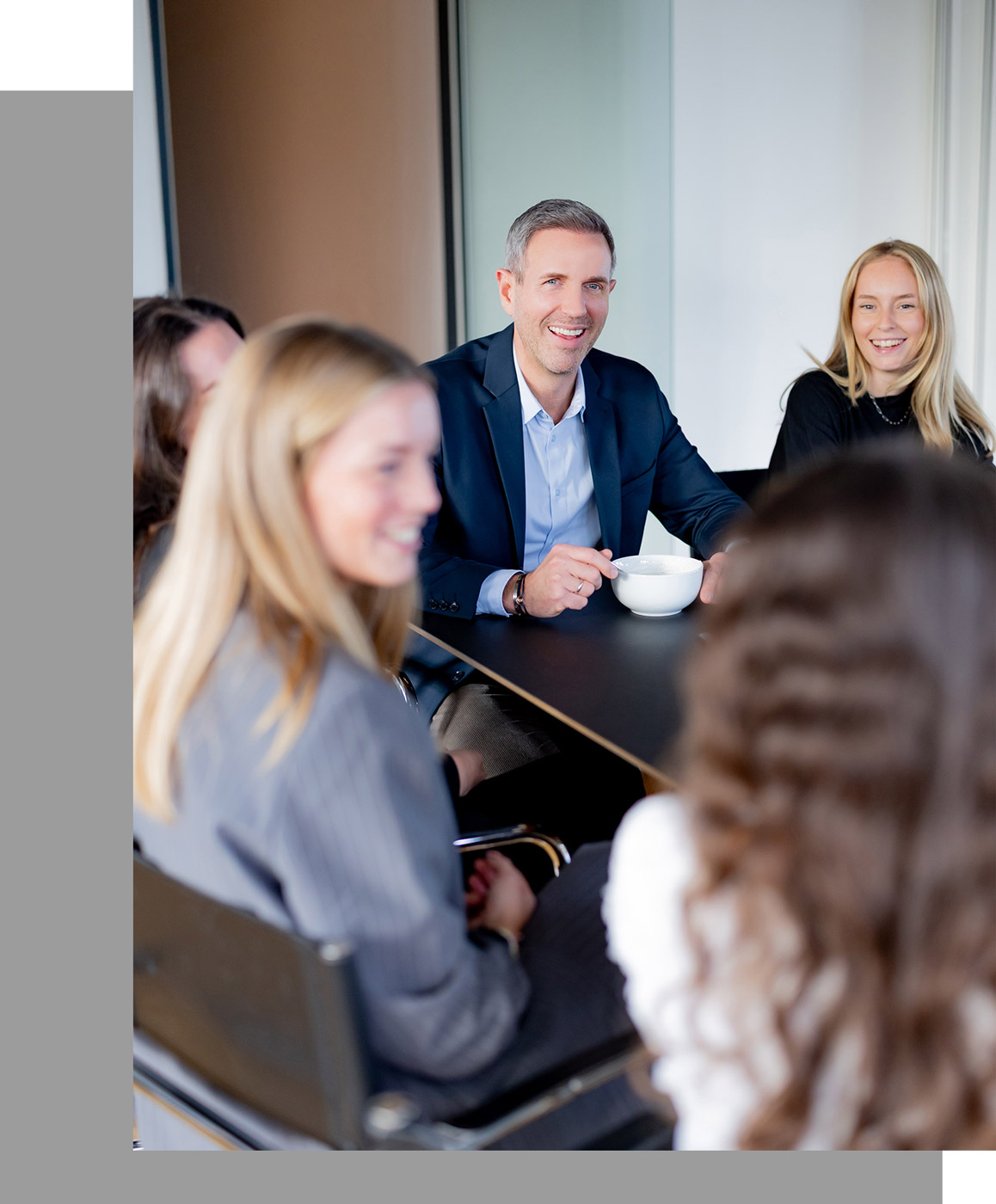 Besprechung von Mitarbeitern bei Roderich Vogel am Besprechungstisch