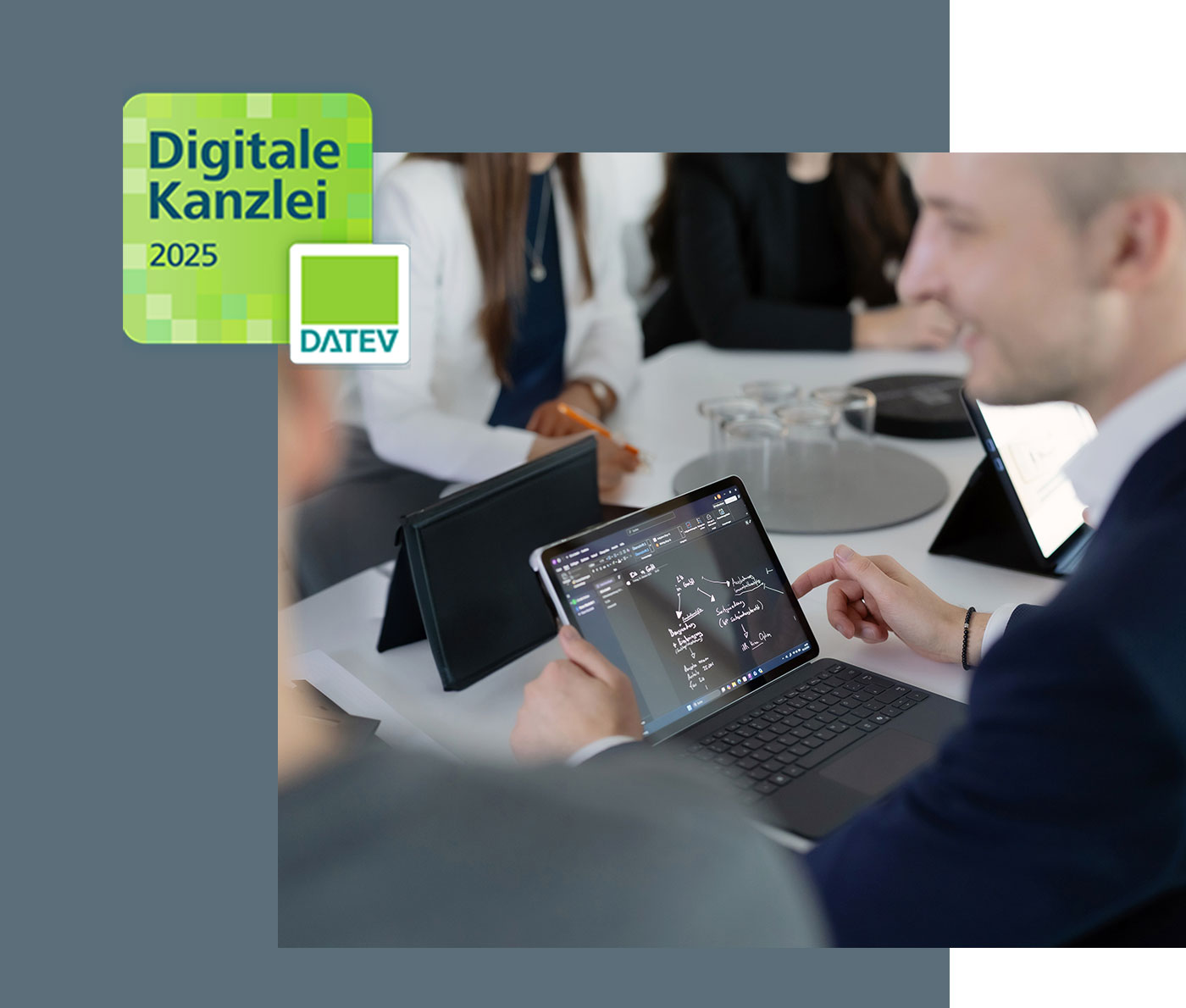 Ansicht einer Besprechung mit Mitarbeitern und Laptops, auf dem Bild ist das Logo von 'Digitale Kanzlei 2025' von DATEV zu lesen.
