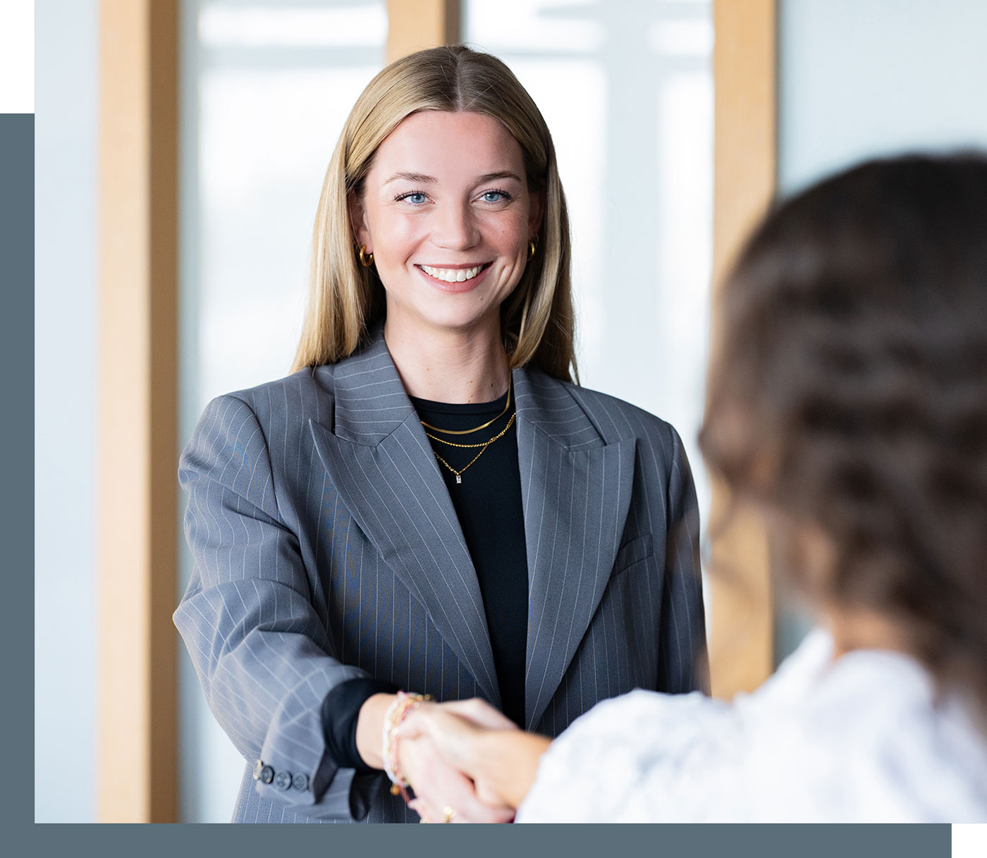 Kanzleimanagerin Henriette heißt eine Bewerberin willkommen