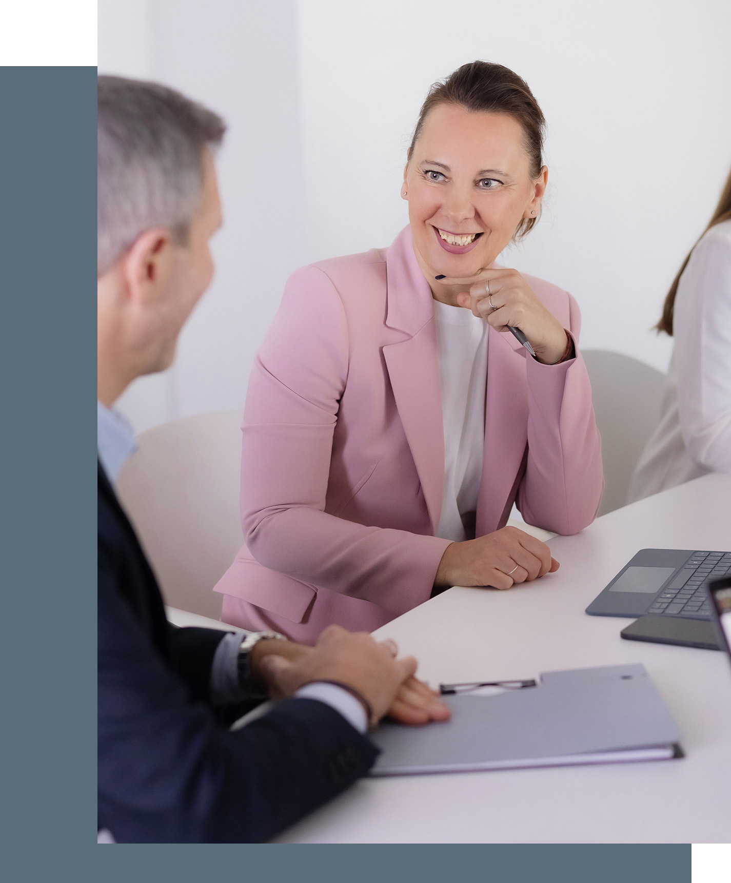 Steuerberaterin Ina Bergen während einer Besprechung, lächeln, vor sich einen Laptop