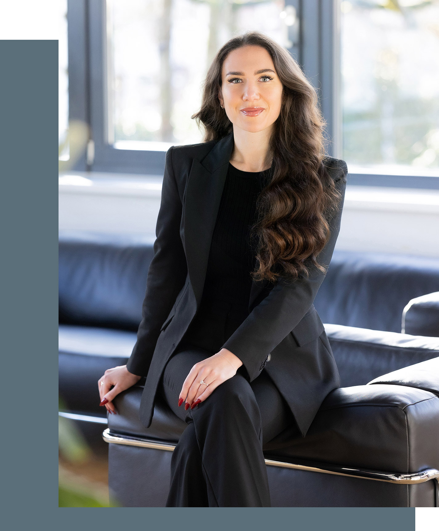 Steuerberaterin Julia Düntzer sitzt auf einem Sessel in einem hellen Besprechungsraum