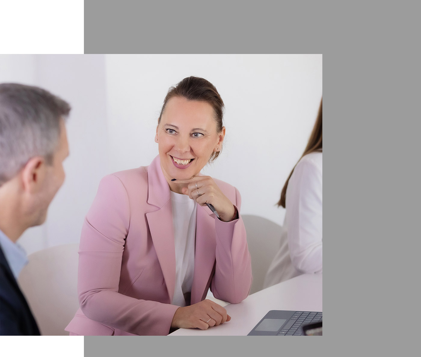 Steuerberaterin Ina Bergen während einer Besprechung, sie schaut lächelnd einen Kollegen an