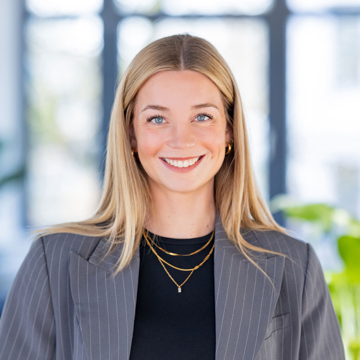 Henriette, Mitarbeiterin bei Roderich Vogel, schaut lächelnd in die Kamera