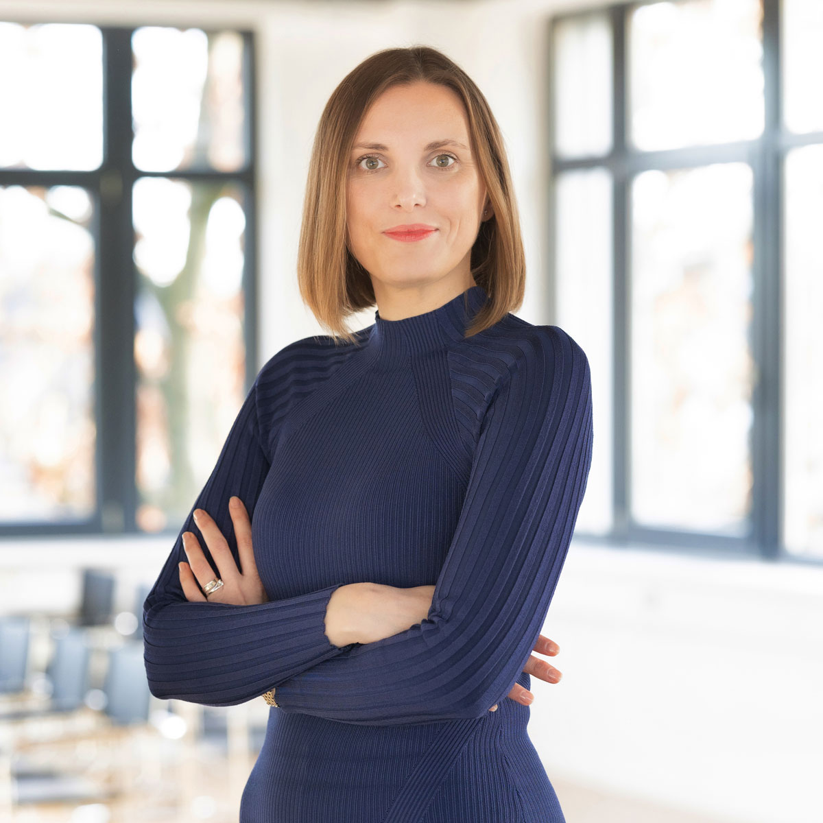 Marina, Mitarbeiterin bei Roderich Vogel, schaut lächelnd in die Kamera