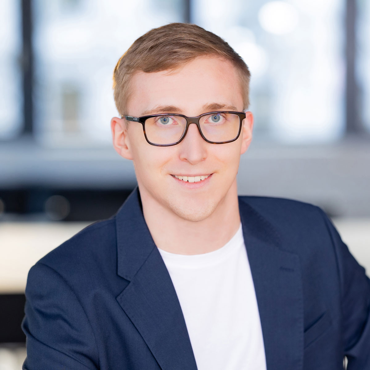 Maximilian, Mitarbeiter bei Roderich Vogel, schaut lächelnd in die Kamera